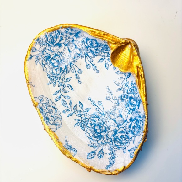 Handcrafted shell ring dish with blue floral decoupage design - Picture 4 of 5